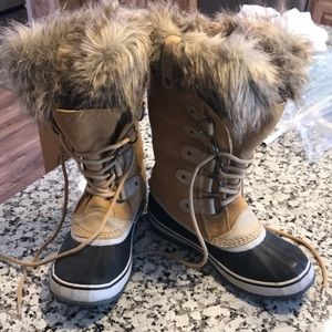 Like new Sorel furry boot